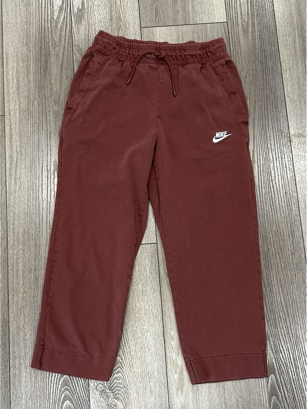 Nike Sportswear Women’s Activewear Pants Size Small Burgandy Capri Length